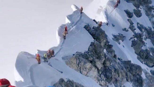Montañeros descienden del Everest el pasado 23 de mayo.