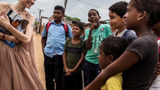Angelina Jolie habla con migrantes venezolanos en la frontera con Colombia.