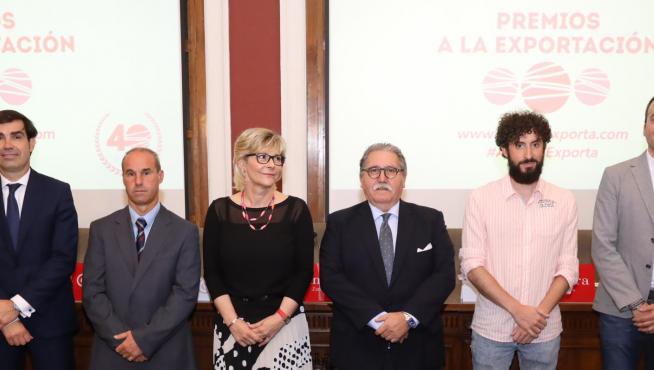 Imagen de los premiados con los responsables de Cámara de Zaragoza.