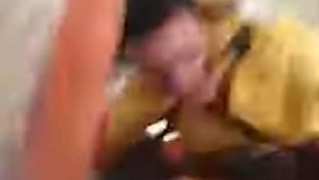 Momento del vídeo en el que la azafata se golpea la cabeza contra el techo del avión.