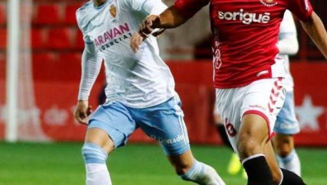 Luis Suárez se va e en velocidad de Javi Ros en el partido Nástic de Tarragona-Real Zaragoza de la temporada que ahora concluye (ganó el cuadro aragonés 1-2 en el Nou Estadi).