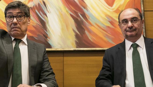 Arturo Aliaga y Javier Lambán, en la firma del pacto de gobierno.