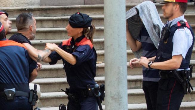 Los Mossos detienen al tío de la víctima cuando trata de abalanzarse sobre uno de los acusados.