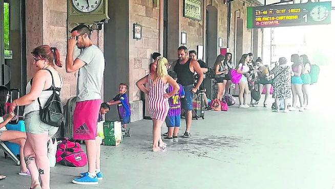 Viajeros en la estación ferroviaria de la capital turolense esperaban ayer para subir al tren con destino a Valencia.
