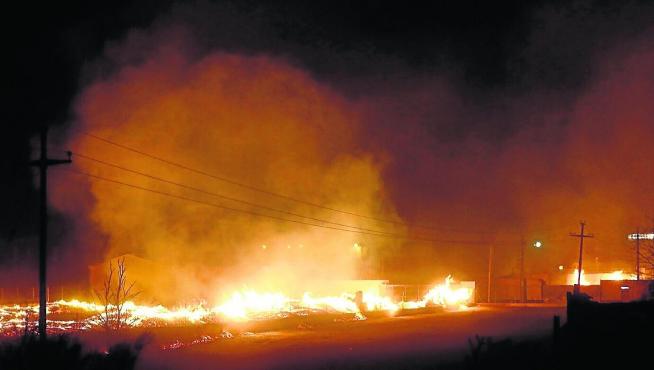 Las llamas provocaron una intensa humareda y cuatro viviendas fueron desalojadas