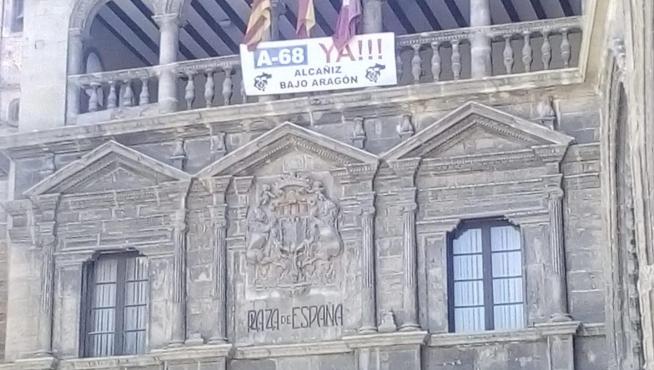Fachada del Ayuntamiento de Alcañiz tras haber aprobado por unanimidad la adhesión al manifiesto de Teruel Existe Bajo Aragón.