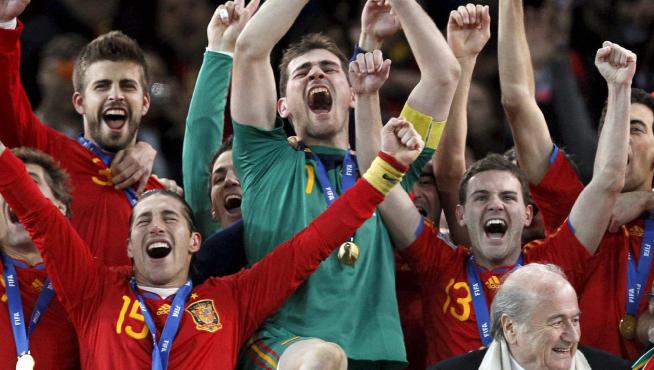 La Selección española alzando el trofeo del Mundial en 2010.
