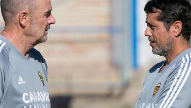 Víctor Fernández dialoga con su segundo, José Luis R. Loreto, en el entrenamiento matinal del Real Zaragoza, este viernes en la Ciudad Deportiva.