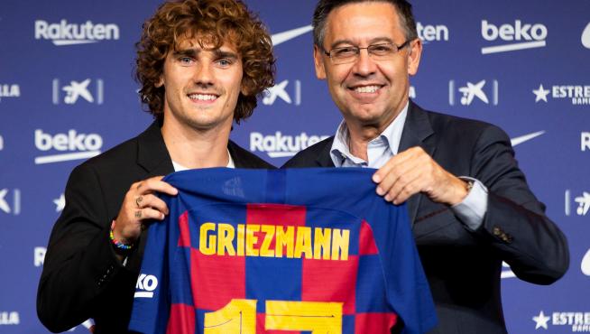 Antoine Griezmann y Josep Maria Bartomeu en la presentación del nuevo jugador del FC Barcelona.
