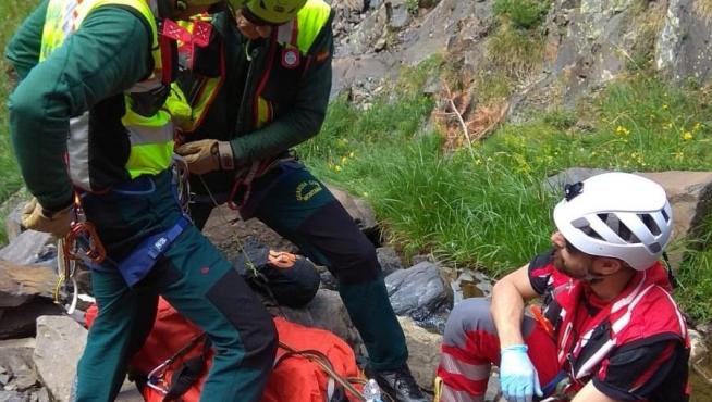 Imágenes de la operación de rescate de un montañero en el ibón de Escalar.