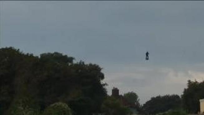 En su segundo intento, el francés Franky Zapata, apodado ‘el soldado volador’, ha logrado cruzar el Canal de la Mancha a bordo de su ‘flyboard’ en veinte minutos, después de un breve alto a mitad de camino en un barco para repostar su máquina voladora con queroseno.
