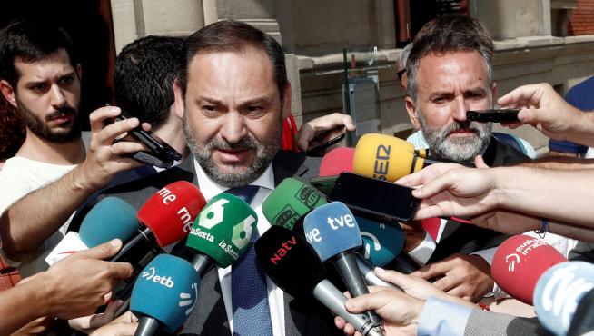 El ministro de Fomento, José Luis Ábalos, atiende a los medios a su llegada al acto de investidura de Chivite, en Navarra.