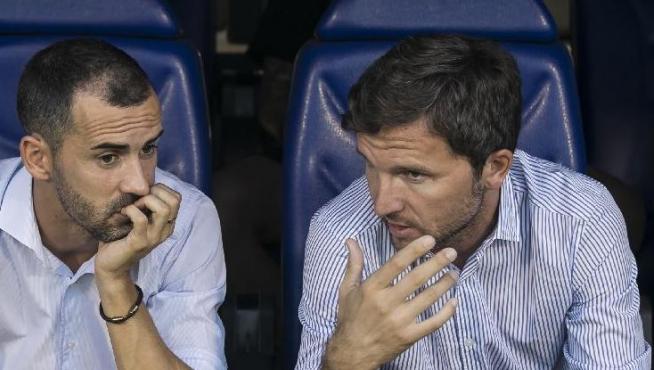 Miguel Linares y Lalo Arantegui, el sábado una hora antes del Real Zaragoza-Tenerife del debut liguero, charlan en el banquillo de La Romareda. El delantero aragonés no estaba convocado por Víctor Fernández.