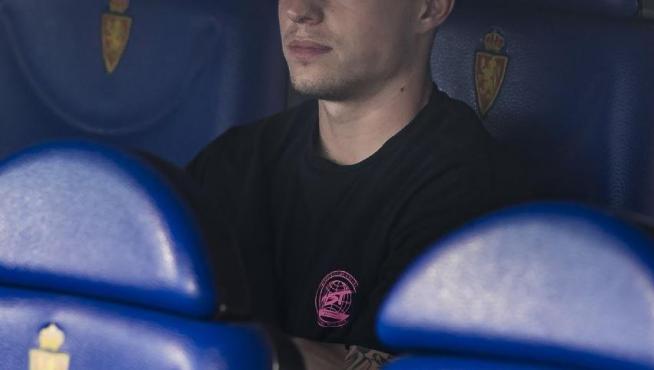 Jorge Pombo, con rostro melancólico y triste, el pasado sábado en el fondo del banquillo de La Romareda una hora antes del partido Real Zaragoza-Tenerife, para el que ya no estuvo convocado por Víctor Fernández a la espera de su adiós.