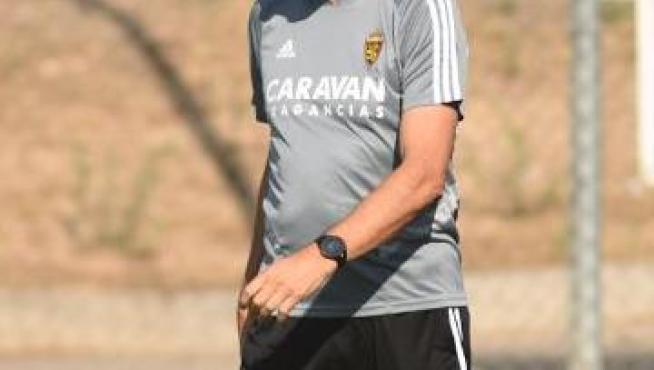 Víctor Fernández, pensativo, al inicio del entrenamiento del Real Zaragoza este viernes en la Ciudad Deportiva.