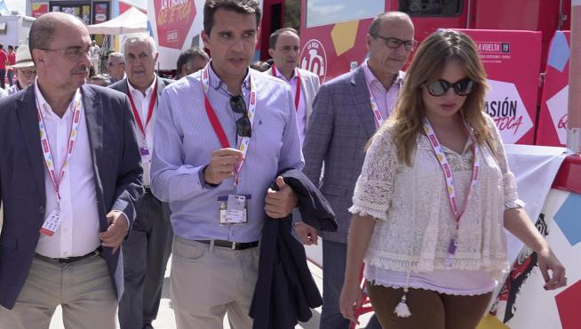 Javier Lambán, Mayte Pérez y Maru Díaz, ayer, en la llegada de la Vuelta a Teruel.