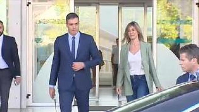 El presidente del Gobierno en funciones, Pedro Sánchez, ha acudido al Hospital Universitario Quirón acompañado de su mujer, Begoña Gómez, para visitar al rey Juan Carlos, que se encuentra ingresado tras haber sido sometido a una intervención cardiaca.