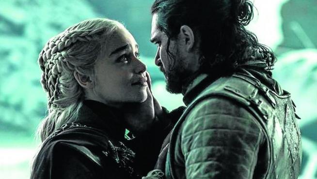 Emilia Clarke y Kit Harington son Daenerys Targaryen y Jon Nieve en ‘Juego de Tronos’