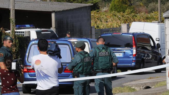 Vista de la zona precintada por el triple crimen en Cordeiro de Valga (Pontevedra).