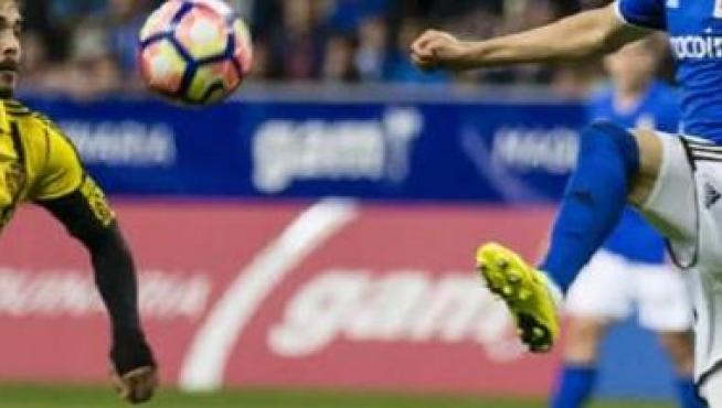 Linares, hace dos temporadas, con la camiseta del Oviedo en el Carlos Tartiere en el partido ante el Real Zaragoza, pugna por el balón con Javi Ros.