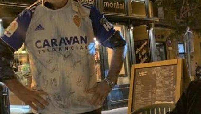 Fernando Aramburu luce camiseta del Real Zaragoza y le desea el ascenso "con toda mi alma"