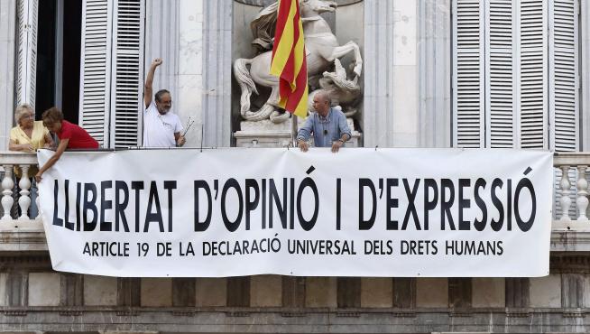 Nueva pancarta en el balcón de la Generalitat