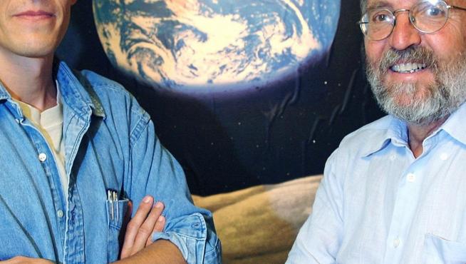 Michel Mayor (derecha) y Didier Queloz, galardonados con el premio Nobel de Física.