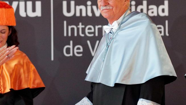 Eduardo Mendoza ha sido investido doctor Honoris Causa por la Universidad Internacional de Valencia.