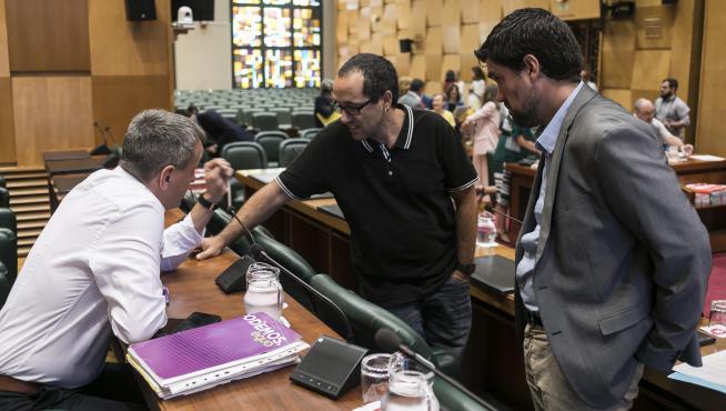 Fernando Rivarés, Alberto Cubero y Horacio Royo, en la comisión de Hacienda del Ayuntamiento de Zaragoza.