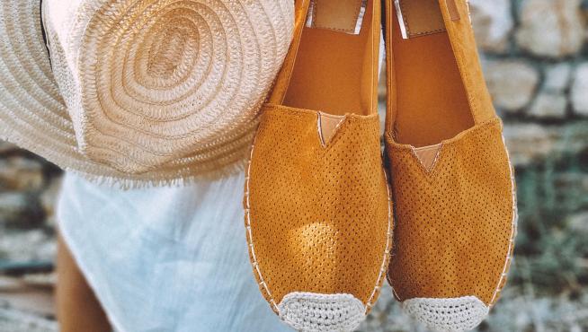Alpargatas o chanclas son muy prácticos para bailar durante toda la fiesta.
