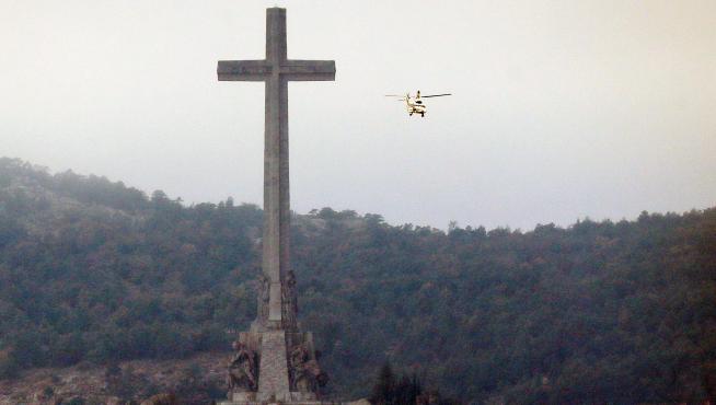 El helicóptero, sobrevolando el Valle de los Caídos.