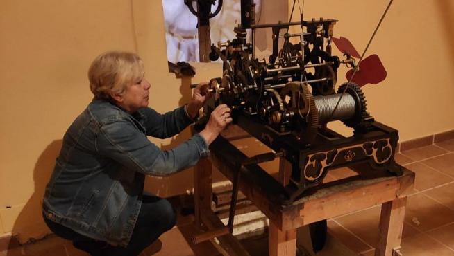 Lucía Insa cambiando la hora en Alborge