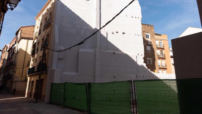 Aspecto que ofrece el número 78 de Pignatelli tras la retirada del andamio y la fachada.