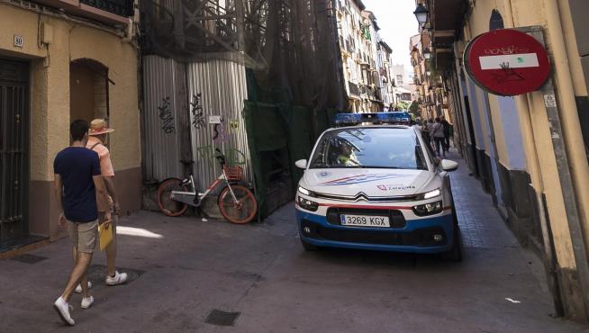 Un coche patrulla de la Policía Local, en la zona de Pignatelli.