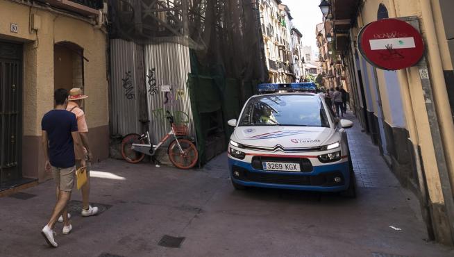 Un coche patrulla de la Policía Local, en la zona de Pignatelli.