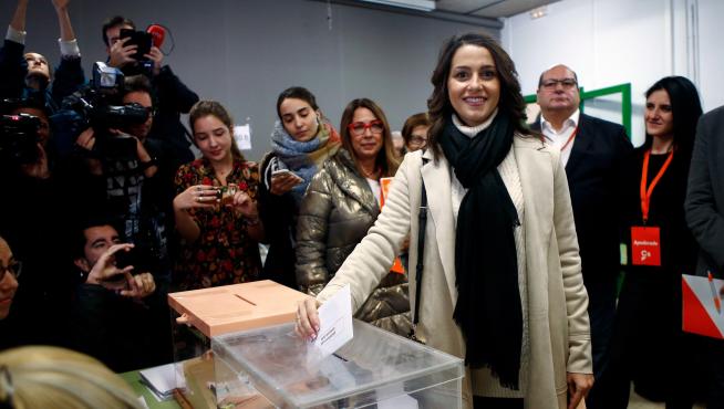 Inés Arrimadas, en el momento de votar.