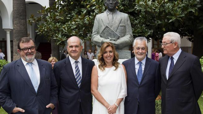 Susana Díaz (c) posa junto a los expresidentes andaluces en una imagen de archivo.