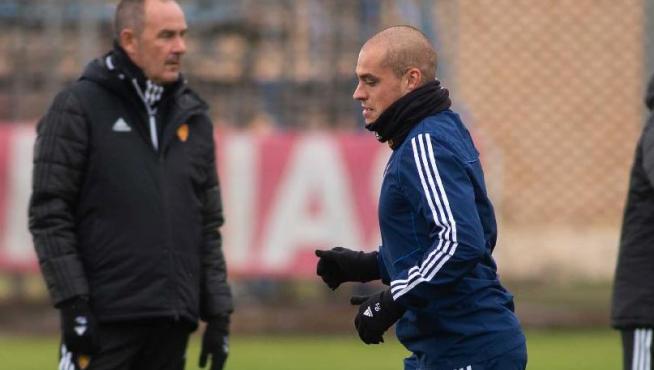 Pombo pasa con el balón por delante de Víctor Fernández en el último entrenamiento de la semana, este viernes en la Ciudad Deportiva, antes de saber que no iba a ser convocado para viajar a Vallecas.