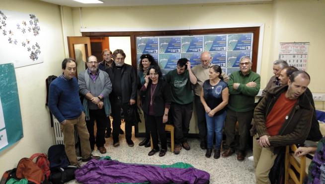 Integrantes de la Red de Agua Pública de Aragón se encerraron este martes por la tarde en la sede de la FABZ.