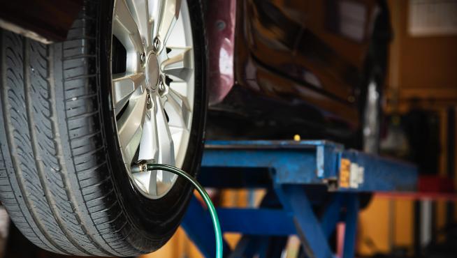 Es importante revisar periódicamente la presión de los neumáticos del vehículo.