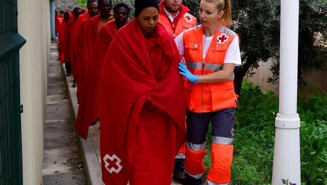 Miembros de la Cruz Roja atienden a varios subsaharianos llegados este lunes a Almería
