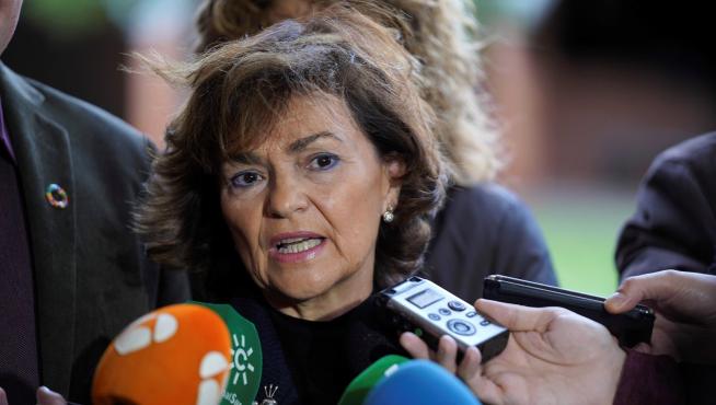 Carmen Calvo se dirige a los medios de comunicación.