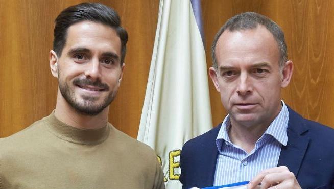 Javi Ros, con el presidente Christian Lapetra, en el acto de la firma de renovación y continuidad del contrato del capitán zaragocista, este lunes al mediodía en la sede del club.