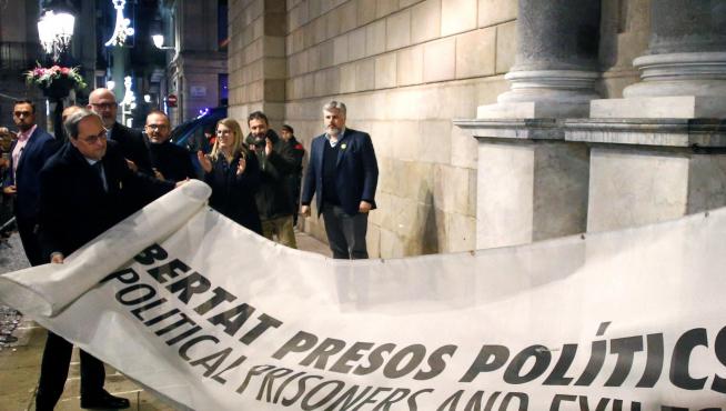 Torra desplegando una pancarta sobre los presos del 'procés'