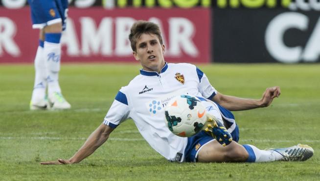 Álvaro Tierno, durante un partido con el Real Zaragoza en La Romareda.