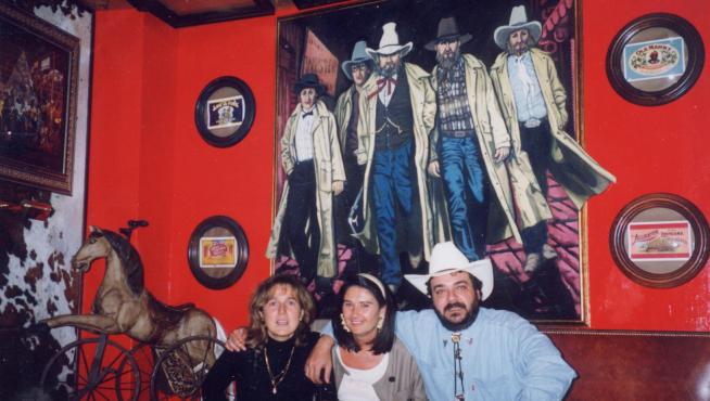 Mer Sáenz de Jubera, hermana de Javier, junto a Valentina Miranda y Javier, pareja.
