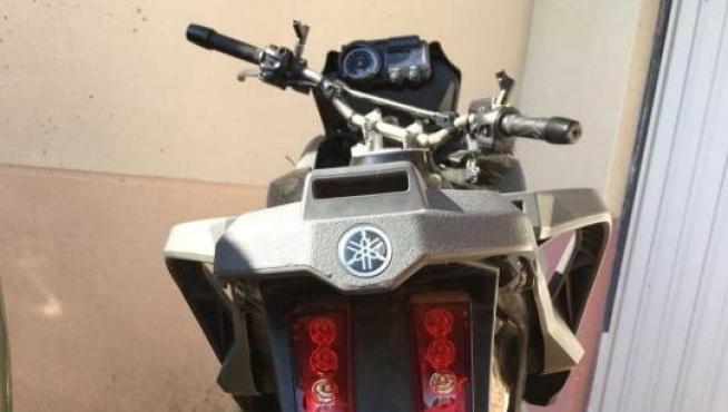 Estado en el que encontró el denunciante la motocicleta Yamaha, sin retrovisores ni intermitentes y con cuantiosos daños.