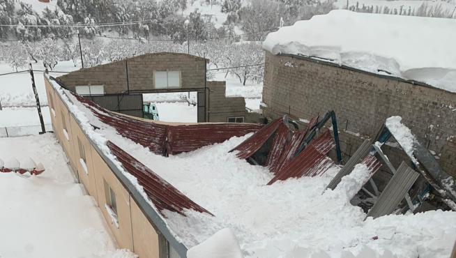 El tejado de una nave industrial de Fuentespalda, hundido por la nieve.
