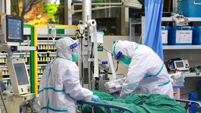 Personal médico atiende a un enfermo de coronavirus en un hospital de Wuhan.
