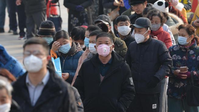 Nanjing (China), 29/01/2020.- People line up outside a drugstore to buy medical masks in Nanjing, Jiangsu province, China, 29 January 2020. According to media reports, coronavirus, which in severe cases causes pneumonia, killed 132 people and infected nearly 6,000, mainly in China. Governments around the world are taking preventative measures to health the spread of the virus. EFE/EPA/FANG DONGXU CHINA OUT China's shortage of masks continues in cities.